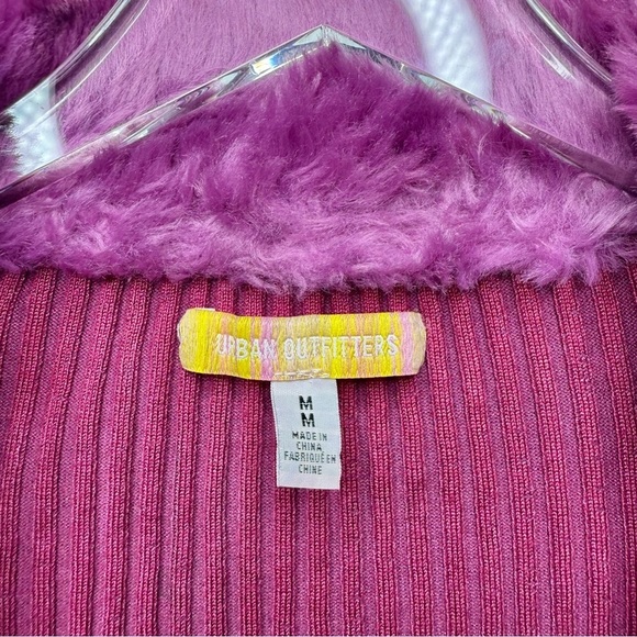 Urban Outfitters Pink Cropped 90s Ribbed Women’s Cardigan Fuzzy Collar Sz M - Picture 11 of 12